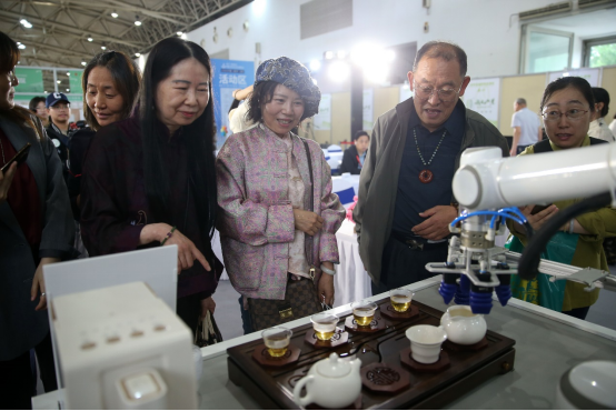 千年茶米乐m6官网登录入口文化遇上高科技茶博会上机器人“秀茶艺”(图1)